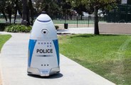 Una mujer pide auxilio a este robot policía y este le responde que 