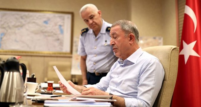 Bakan Hulusi Akar, Barış Pınarı Harekatı kapsamında Karargah'ta sabahladı