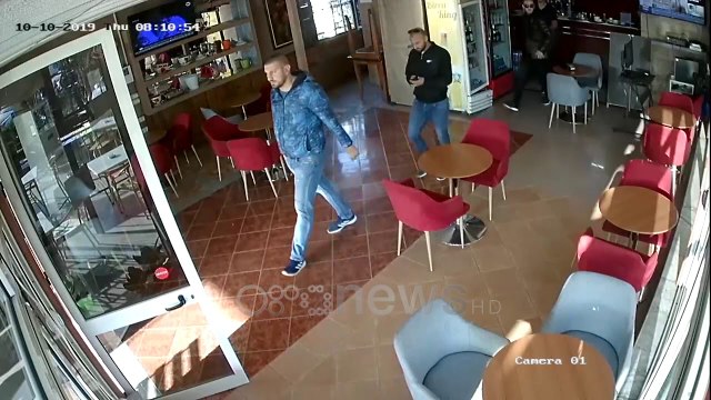 Ora News - PD publikon videon, shikoni momentin e shoqërimit të një prej banorëve të Unazës