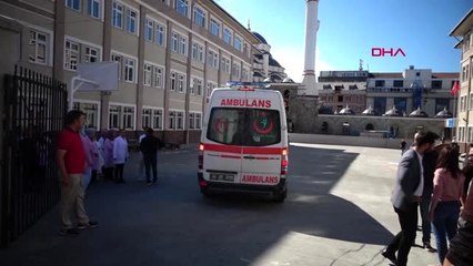 Sultangazi'de okula girmek isteyen 2 kişi güvenlik görevlisini darp etti