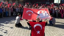 Öğrencilerden 'Barış Pınarı Harekatı'na 'hilal'li destek