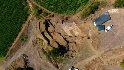 Kaçak kazıda bulunan mozaik gün ışığına çıkarılıyor