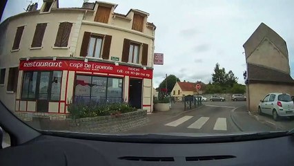 113. tourne a gauche voiture en face