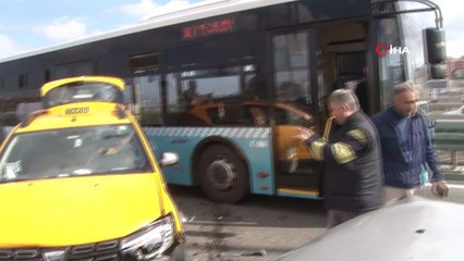 Kağıthane’de 2 araç kaza yaptı trafik durma notasına geldi