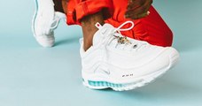 Une paire de Nike, contenant de l'eau bénite, vendue 2 700 € par des artistes dénonçant « la culture de la collab' »