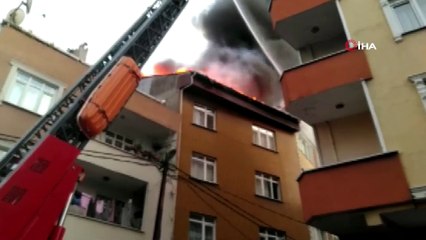 Bağcılar'da 5 katlı apartmanın çatısı alev alev yandı