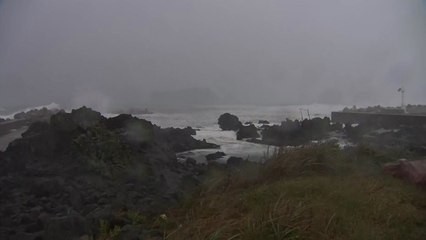 비껴간 '슈퍼 태풍'...해안가 강풍에 너울 / YTN