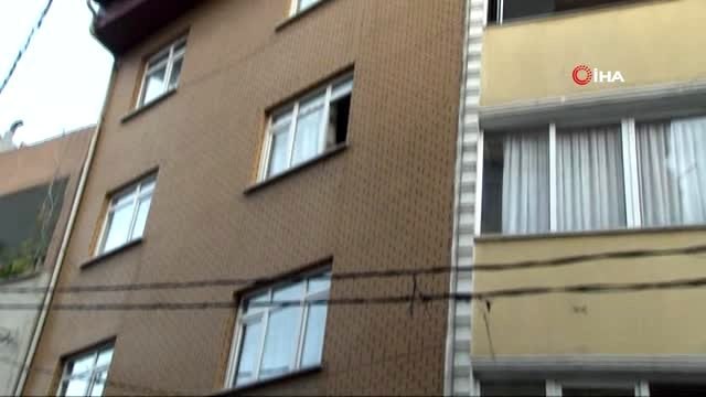 Bağcılar'da 5 katlı apartmanın çatısı alev alev yandı