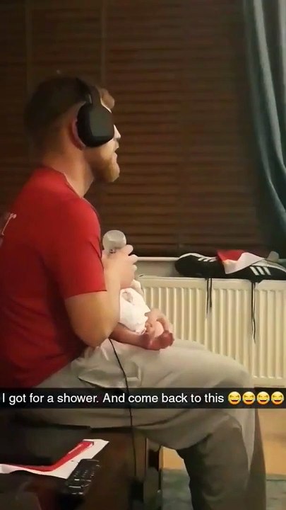 Il joue à FIFA avec les pieds en donnant le biberon à son bébé ! PS4