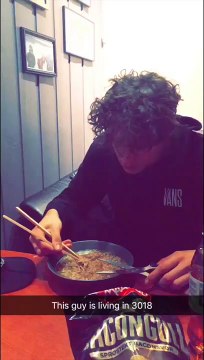 Nouilles chinoises : il mange avec des ciseaux !