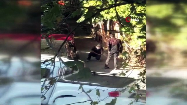 Yakalanacağını anlayan azılı kapkaççı çatıya çıkıp intihar etmeye kalkıştı