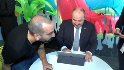 İzmir bakan varank, 'kafa topu' oyununda rakibini yendi