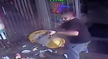 El instante en el que el propietario de una tienda abre fuego con un AK-47 contra un cliente