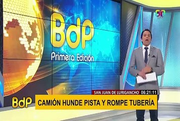 SJL: camión de carga se hunde en pista y rompe tubería de agua