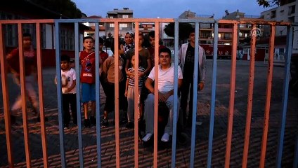 Görevli kapıyı kilitleyince okul bahçesinden çıkamadılar - MANİSA