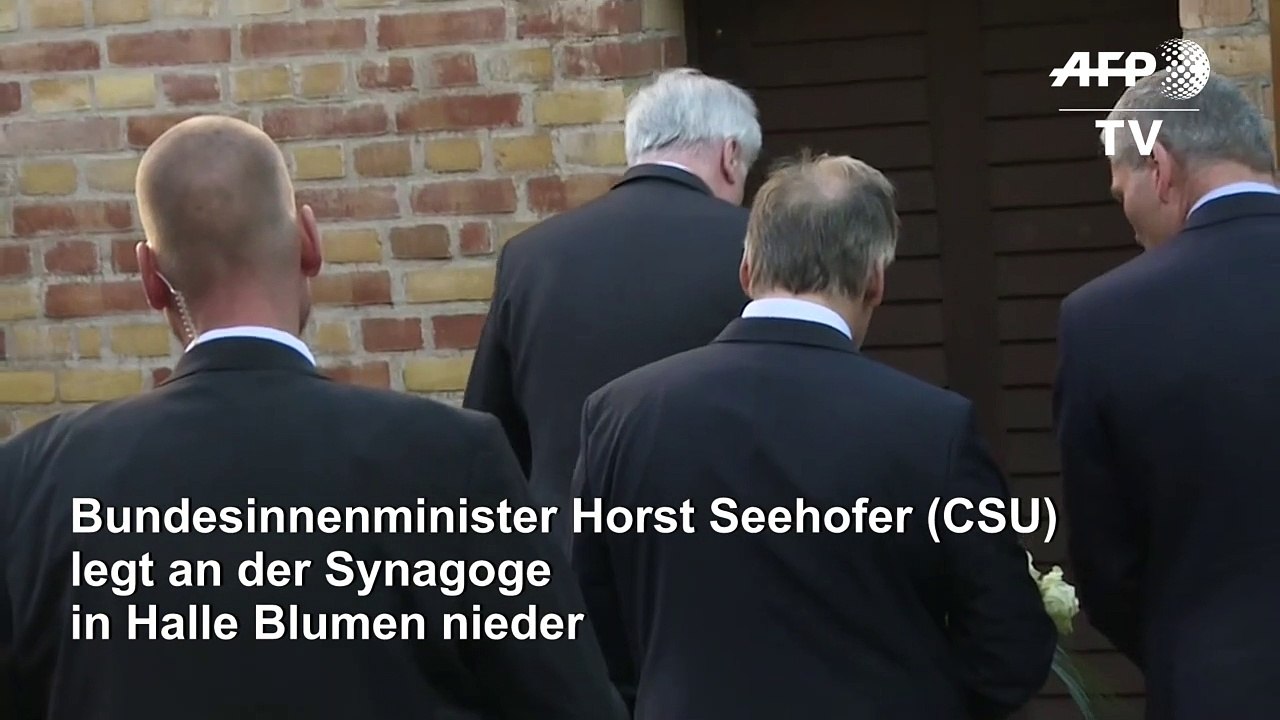 Seehofer legt Blumen an Synagoge in Halle nieder