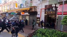 Un policier panique et tire sur un manifestant avec son arme à Hong Kong