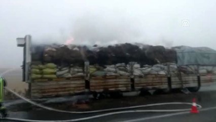 Kekik yüklü tırın dorsesi yandı