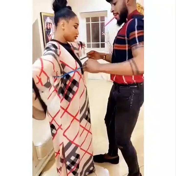 Quand la star Tonto Dikeh prend des mesures pour des robes somptueuses