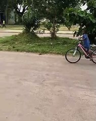 Ce jeune garçon pourrait bien demain être un champion du cyclisme... Une performance incroyable !