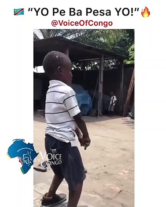 Ce tout petit garçon danse admirablement bien. Eh oui sous peu il va bientôt faire très mal.