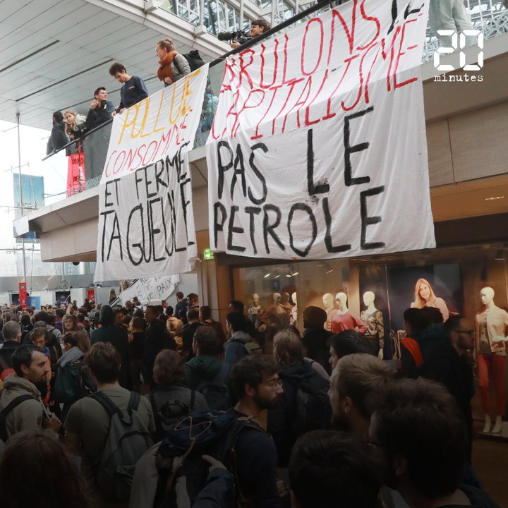 Climat: Des militants écologistes occupent le centre commercial Italie 2 à Paris