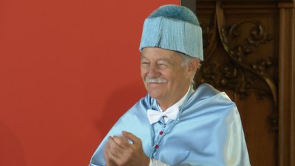Eduardo Mendoza, investido Doctor Honoris Causa por la VIU