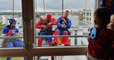 Ces laveurs de vitres se déguisent en super-héros pour amuser les enfants hospitalisés en pédiatrie