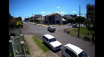 Câmera registra batida entre veículos na região do Bairro Neva