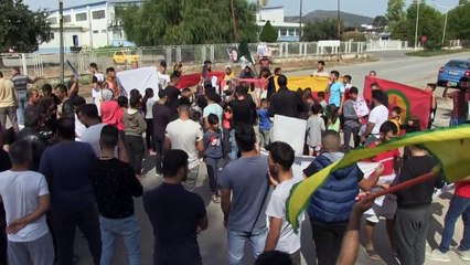 Скачать видео: Syrian Kurds protest Turkish offensive outside refugee camp in Greece