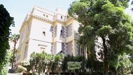 Mısırlı genç kız Türk Büyükelçiliği makamını "temsili olarak" devraldı