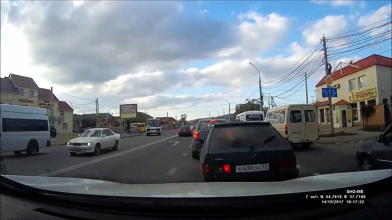 Des piétonnes traversent sans regarder et vont avoir beaucoup de chance