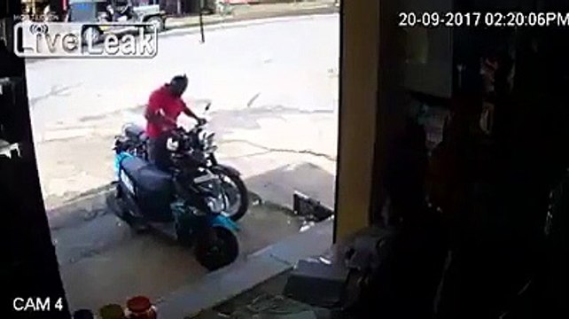 La chute en moto la plus ridicule et incompréhensible qui soit. Douloureux