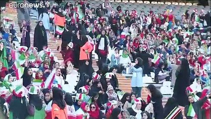 شاهد: إيرانيات في مدرجات ملعب كرة القدم بعد 40 عاما من الغياب