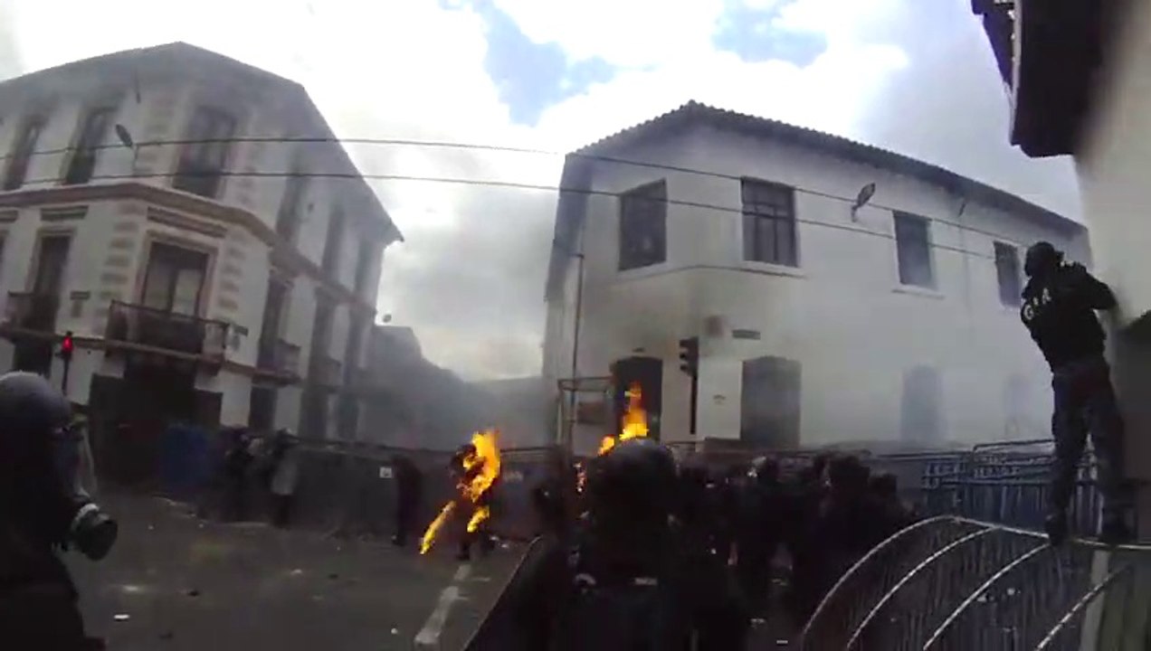 Manifestantes prenden fuego a dos policías en Ecuador