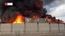 Bomberos trabajan para extinguir incendio en una empresa de reciclaje