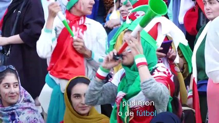 Download Video: Mujeres iraníes asisten libremente a un partido de fútbol por primera vez en décadas