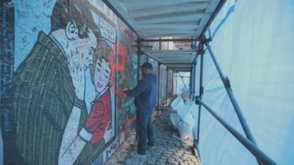 Vandalismo turístico obliga a cerrar legendario Muro de John Lennon en Praga