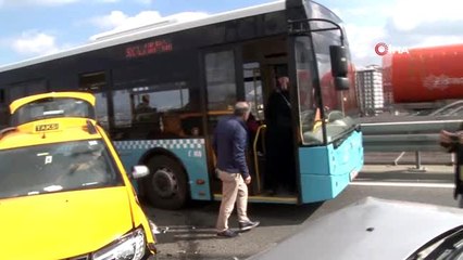 Kağıthane'de 2 araç kaza yaptı trafik durma notasına geldi