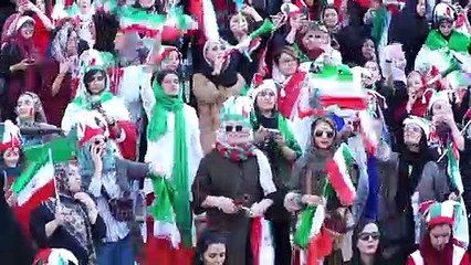 Mujeres iraníes asisten a un estadio de fútbol libremente tras décadas de prohibición
