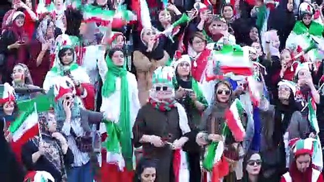 Mujeres iraníes asisten a un estadio de fútbol libremente tras décadas de prohibición