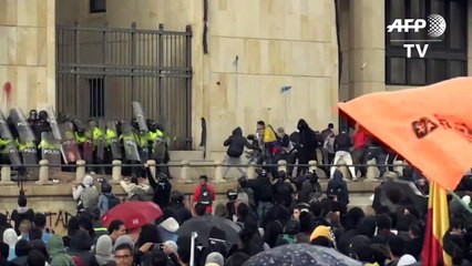 Miles de estudiantes protestan en Colombia por más recursos para educación pública