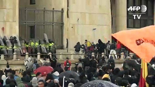 Miles de estudiantes protestan en Colombia por más recursos para educación pública