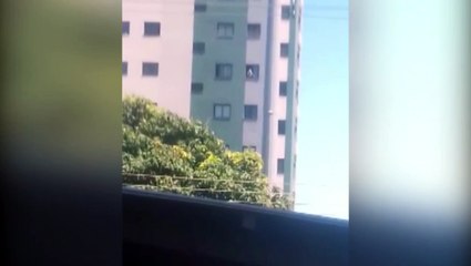 Vídeo: pessoa limpando janela do 10º andar de edifício gera preocupação de internauta