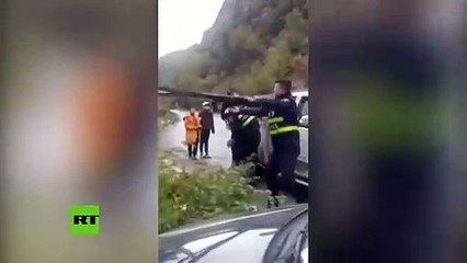Este conductor se queda atrapado al borde de una catarata