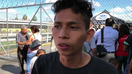 Migrantes bloquean puente entre México y EEUU