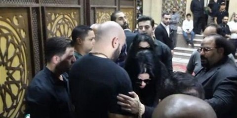 انهيار الفنانة مروة فور رؤيتها ابن طلعت زكريا في عزائه