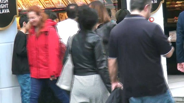 Taksim’de bir kadının dilenmeden önce üzerine eski kıyafetler giydiği anlar böyle görüntülendi