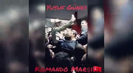 Ünlü şarkıcının polislerle söylediği Komondo Marşı gündeme oturdu