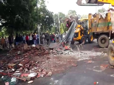 व्हाइट चर्च चौराहे पर नगर निगम ने चलायी मंदिर पर JCB
